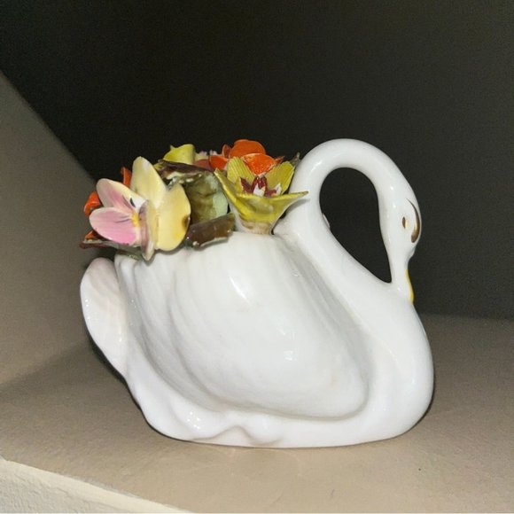Vintage White Porcelain Swan with Flower Bouquet Figurine Collectable - Picture 4 of 4